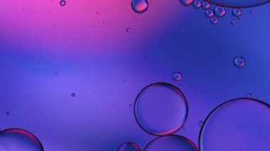 Soyut Renkli Gıda Yağı Damlaları Kabarcıklar ve küreler Su yüzeyinde, makro Videografi