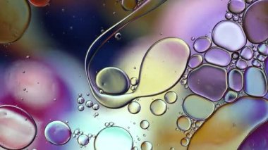 Soyut Renkli Gıda Yağı Damlaları Kabarcıklar ve küreler Su yüzeyinde, makro Videografi