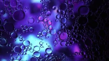 Soyut Renkli Gıda Yağı Damlaları Kabarcıklar ve küreler Su yüzeyinde, makro Videografi