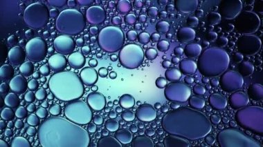 Soyut Renkli Gıda Yağı Damlaları Kabarcıklar ve küreler Su yüzeyinde, makro Videografi