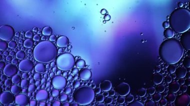 Soyut Renkli Gıda Yağı Damlaları Kabarcıklar ve küreler Su yüzeyinde, makro Videografi