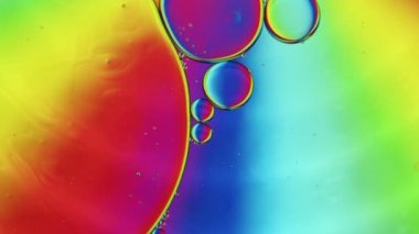 Soyut Renkli Gıda Yağı Damlaları Kabarcıklar ve küreler Su yüzeyinde, makro Videografi