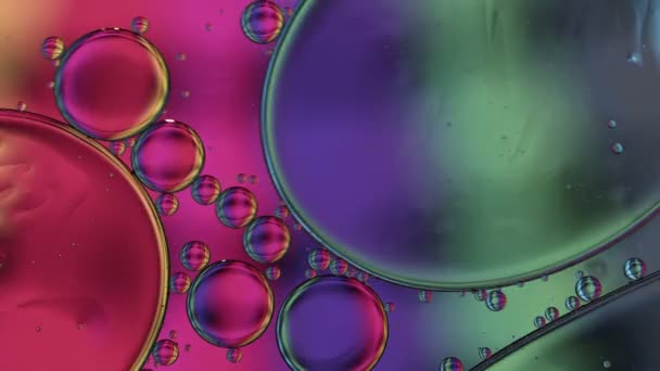 Abstract Kleurrijke Food Oil Druppels Bubbels Bollen Stromen Het Water — Stockvideo