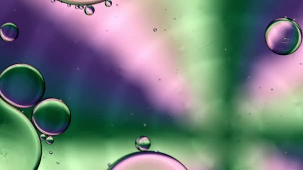 Анотація Барвиста Їжа Масло Краплі Бульбашки Сфери Течуть Воді Поверхня — стокове відео
