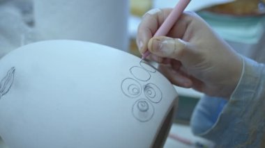 Seramik Sanat Atölyesinde çalışıyorum. Büyük Paskalya Yumurtaları Boyuyorum.