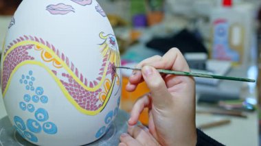 Seramik Sanat Atölyesinde çalışıyorum. Büyük Paskalya Yumurtaları Boyuyorum.