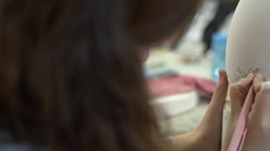 Seramik Sanat Atölyesinde çalışıyorum. Büyük Paskalya Yumurtaları Boyuyorum.