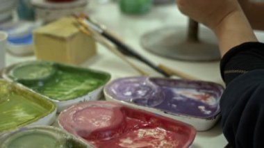 Seramik Sanat Atölyesinde çalışıyorum. Büyük Paskalya Yumurtaları Boyuyorum.
