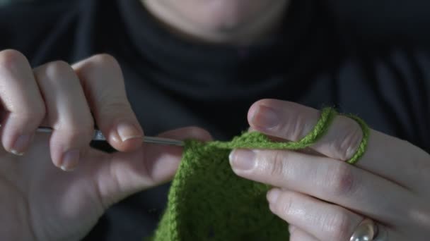 用五彩缤纷的羊毛和针编织成的年轻女子针织 — 图库视频影像