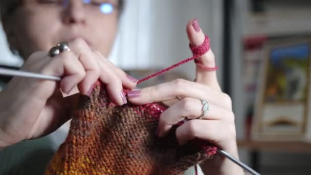 ウールと針のカラフルなボールを持つ若い女性のニット — ストック動画