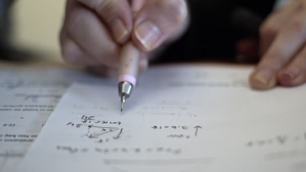 Estudando Física Com Lápis Livro Branco — Vídeo de Stock