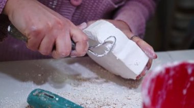 Seramik Sanat Atölyesinde çalışıyorum.