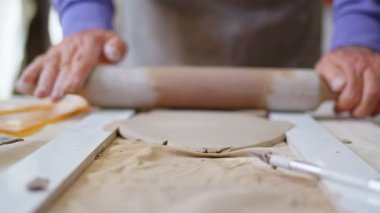 Seramik Sanat Atölyesinde çalışıyorum.