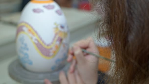 Travailler Dans Atelier Art Céramique Peinture Oeufs Pâques Énormes — Video