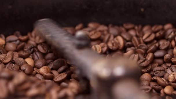 Aromatische Braune Kaffeebohnen Die Einer Industriellen Röstmaschine Gemischt Werden Sie — Stockvideo
