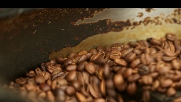 Aromatik Kahverengi Kahve Çekirdekleri Endüstriyel Kızartma Makinesinde Karışıyor Soğutmak Içmeye — Stok video