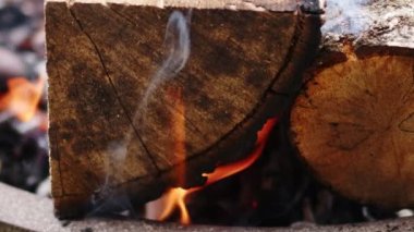 Odun ateşi kül ve duman içinde. 