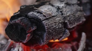 Odun ateşi kül ve duman içinde. 
