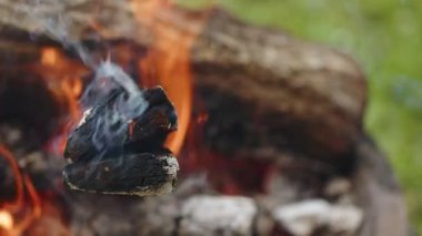 Odun ateşi kül ve duman içinde. 