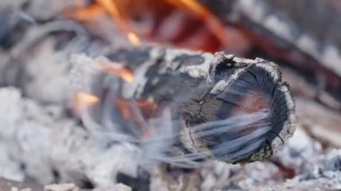 Odun ateşi kül ve duman içinde. 