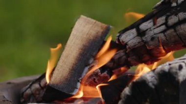 Odun ateşi kül ve duman içinde. 