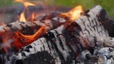 Odun ateşi kül ve duman içinde. 