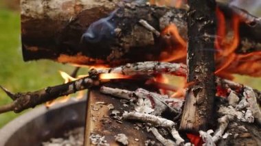 Odun ateşi kül ve duman içinde. 