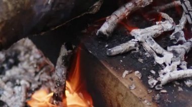 Odun ateşi kül ve duman içinde. 