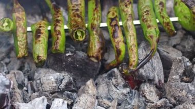 Barbekü Odun Ateşinde Yeşil Biber Pişirmek 