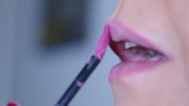 genç kadın aynanın karşısında makyaj 