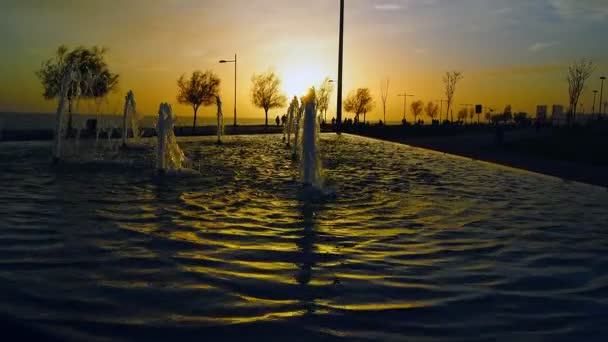 日落时的水源与人物形象 — 图库视频影像