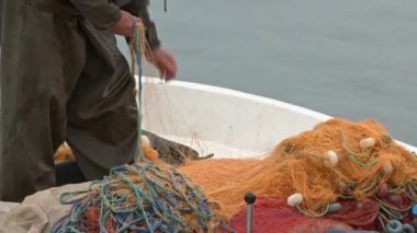 Balıkçı teknesinde balık ağlarını hazırlamak 