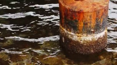Deniz suyundaki Rusty Rıhtım Direği