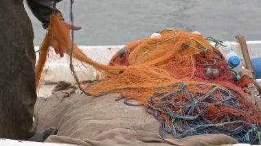 Balıkçı teknesinde balık ağlarını hazırlamak 