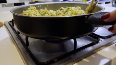 Geleneksel Özbek Pirincini etle pişirmek 