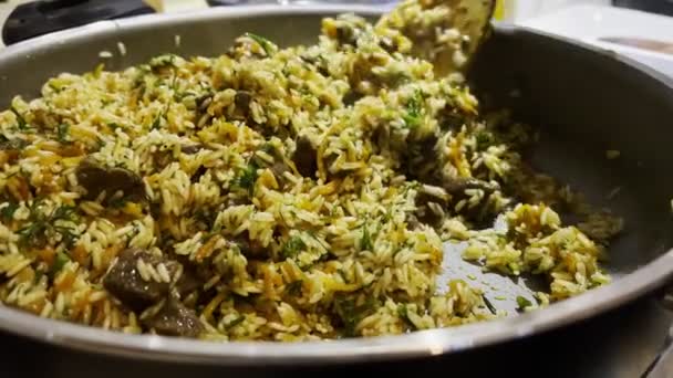 Matlagning Traditionella Uzbek Ris Med Kött — Stockvideo