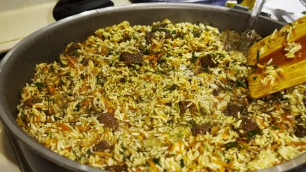 Vaření Tradiční Uzbecké Rýže Masem — Stock video