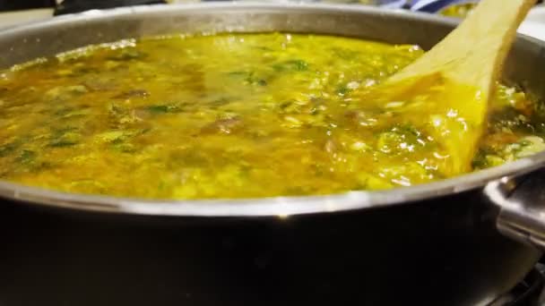 Cozinhar Arroz Uzbeque Tradicional Com Carne — Vídeo de Stock