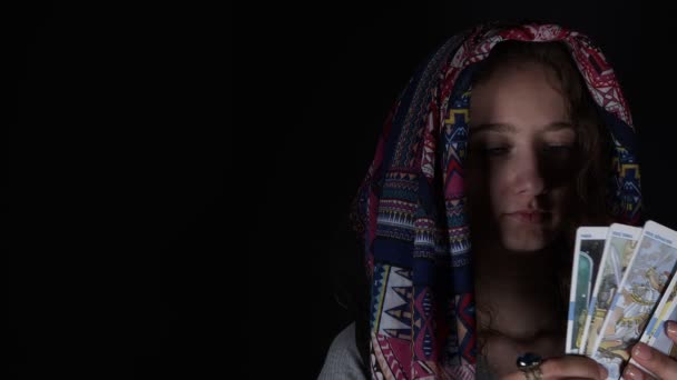 带围巾的小女孩展示塔罗牌 — 图库视频影像