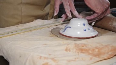 Seramik atölyesinde çalışıyorum.