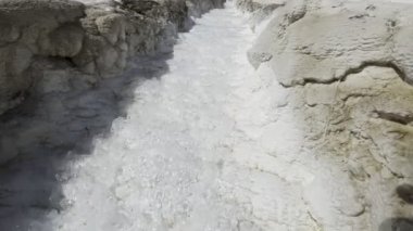 Pamukkale 'de Termal Doğal Karbonat Mineral Akışı 