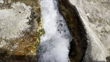 Pamukkale 'de Termal Doğal Karbonat Mineral Akışı 