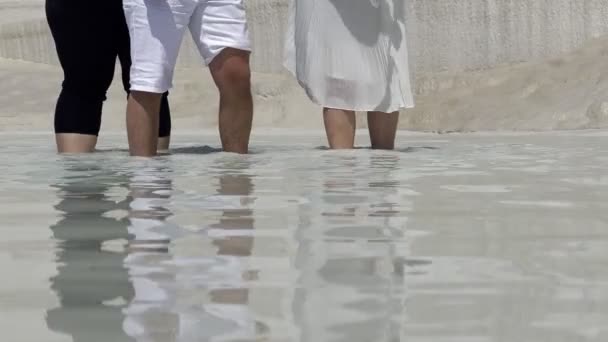 Pernas Uma Água Termal Fonte Pamukkale — Vídeo de Stock