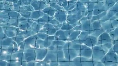 Su Rengi Saf ve Temiz Su Havuzu 