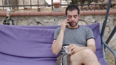 Doğa Konsepti 'nde cep telefonuyla konuşan genç adam.