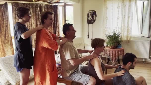 Aile Üyeleri Sırayla Evin Oturma Odasında Birbirlerine Omuz Masajı Yapıyorlar — Stok video