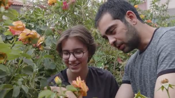 Молода Дівчина Чоловік Оглядає Квіти Чарівним Склом — стокове відео