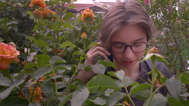 Menina Está Conversando Com Celular Natureza — Vídeo de Stock