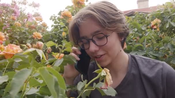Jong Meisje Praten Met Mobiele Telefoon Natuur — Stockvideo