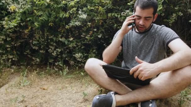 Tânăr Care Vorbește Telefonul Mobil Natură Concept Aer Liber — Videoclip de stoc